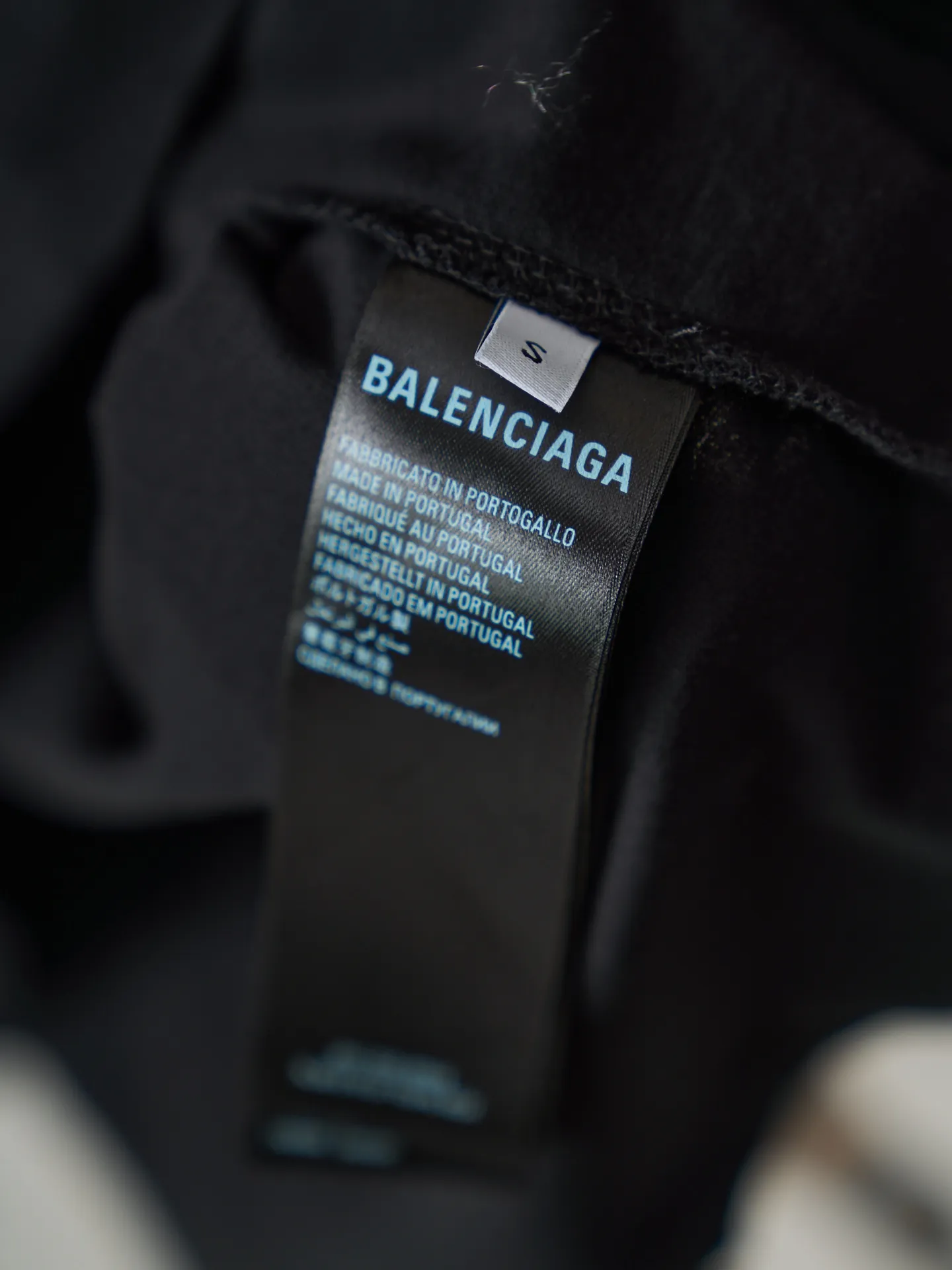 Balenciaga/ T 【In Stock】XS S M L ：24 / 185G ：32 1×1 / 270G 24 ， 。 、 ， ， ； ， 。 32 ， ， ， 。 。 ， ， 。 ， ， Breathable、 。 ， 、 ， ， ，Breathable 。 ； 。 ， Retro 。